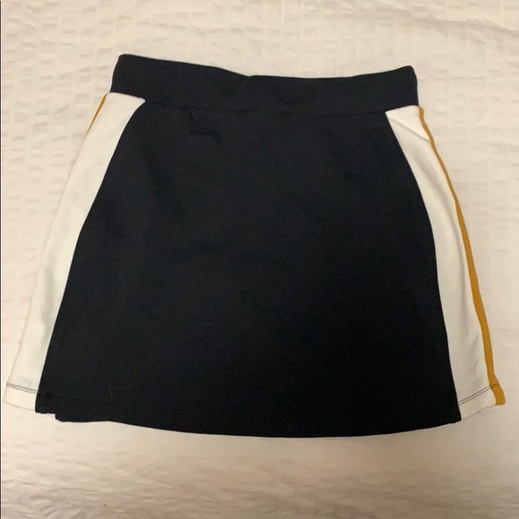 Cotton mini skirt never worn. Perfect condition. - Picture 2 of 3
